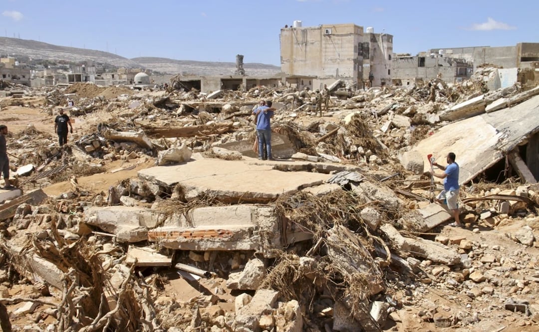 Varias personas buscan sobrevivientes entre la devastación causada por las inundaciones en Derna, Libia, el 13 de septiembre de 2023. Foto: AP