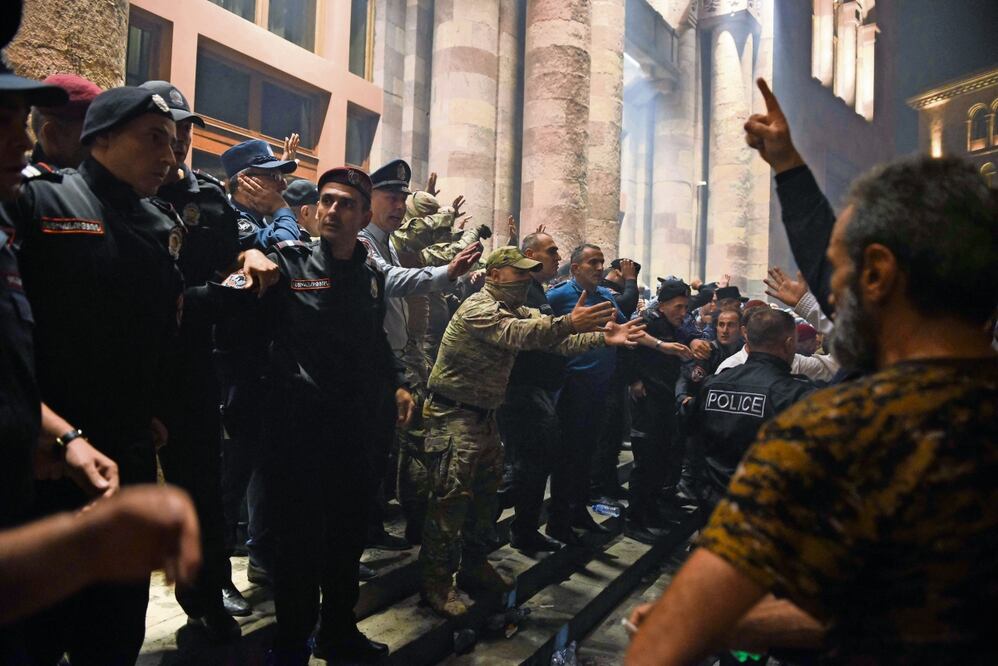 La guardia fronteriza azerí informó del arresto de Ruben Vardanyan. Aparentemente, refleja la intención de Azerbaiyán de imponer su control sobre la región tras una ofensiva militar que provocó el éxodo de miles de personas armenias.