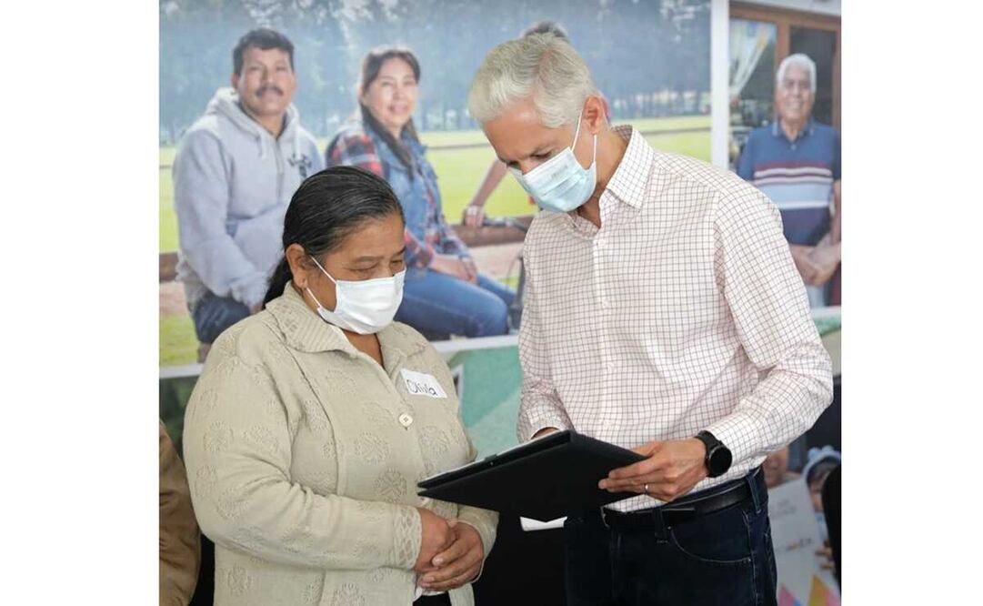 Suman cerca de 42 mil títulos de propiedad y posesión a familias de diversos municipios en lo que va de su gestión. Foto: Especial