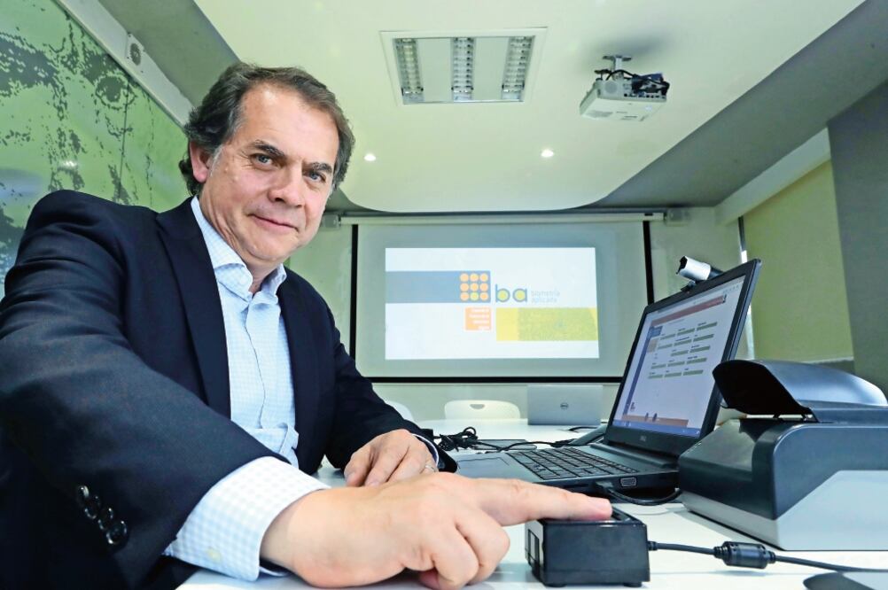 Adolfo Loera, director de Biometría Aplicada, afirma que el desarrollo tecnológico permitiría instalar lectores de iris ocular que operan a través de las cámaras de teléfonos móviles (LUCÍA GODÍNEZ. EL UNIVERSAL)