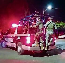  Tres policías fueron privados de su libertad