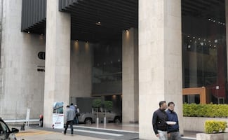 Hombre muere al caer desde el piso 21 de un edificio en Reforma; presuntamente se habría arrojado