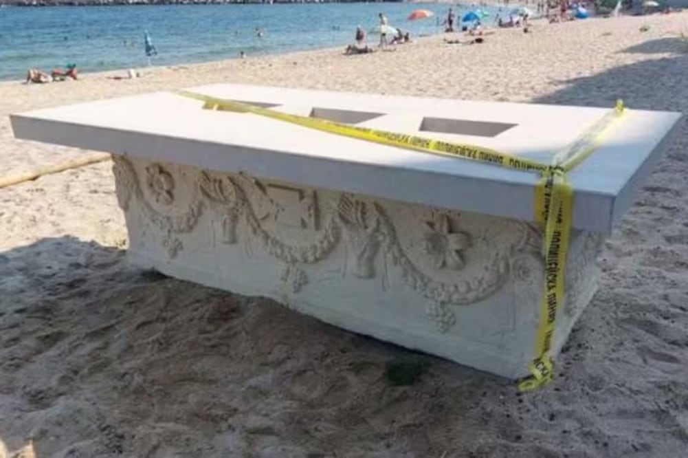 Encontraron un sarcófago romano de mil 700 años de antigüedad en un bar de playa en Bulgaria. FOTO: MINISTERIO DEL INTERIOR DE BULGARIA