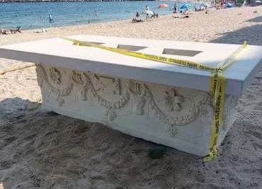 Expolicía descubre en un bar un sarcófago romano... usado como mesa