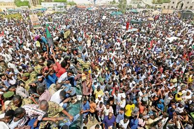 Sudán: líder de la junta militar se aparta del poder 