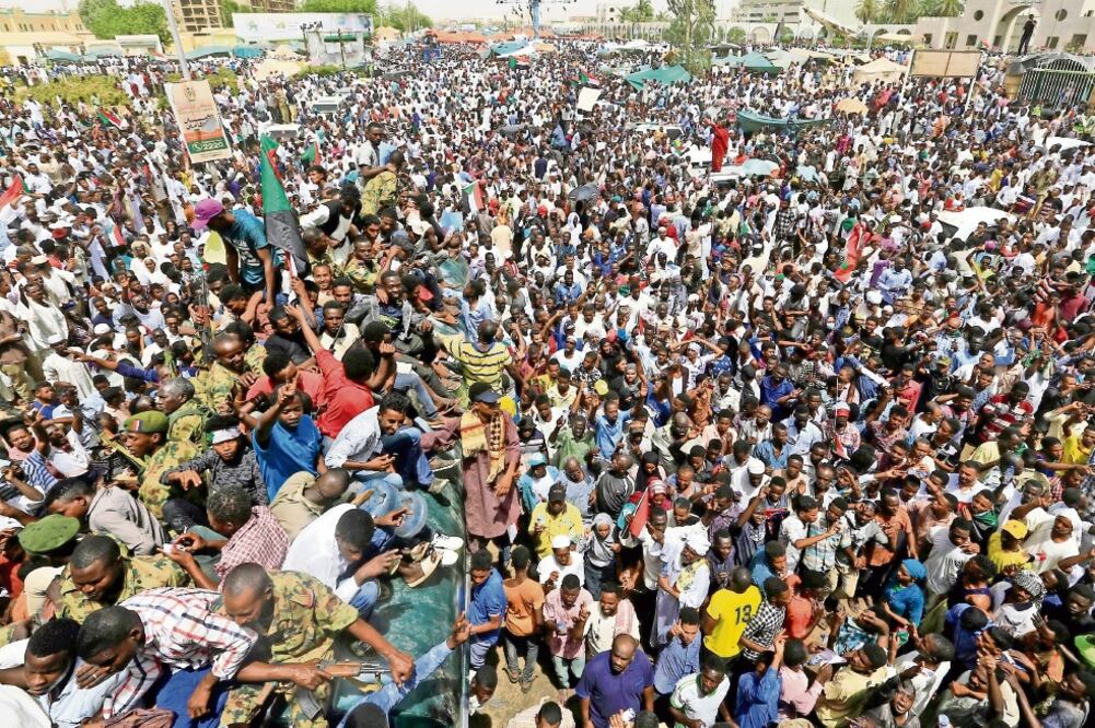 Miles de sudaneses seguían ayer en las calles, en Jartum, luego de que el ejército conformara un consejo de transición. Los manifestantes permanecieron fuera de sus hogares pese al toque de queda entre las 22:00 y las 4:00 horas. Foto: REUTERS