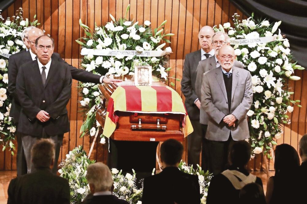 En la primera guardia de honor, (a la izquierda) Saúl Juárez, subsecretario de Desarrollo Cultural de la Secretaría de Cultura; atrás, el poeta Vicente Quirarte; (a la derecha) el arqueólogo Eduardo Matos y el historiador Enrique Krauze.(BERENICE FREGOSO)