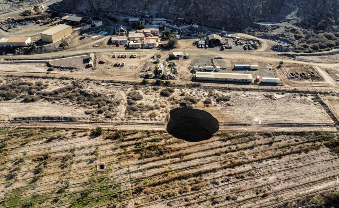 Gran sumidero que apareció durante el fin de semana cerca del pueblo minero de Tierra Amarilla. Foto: AFP 