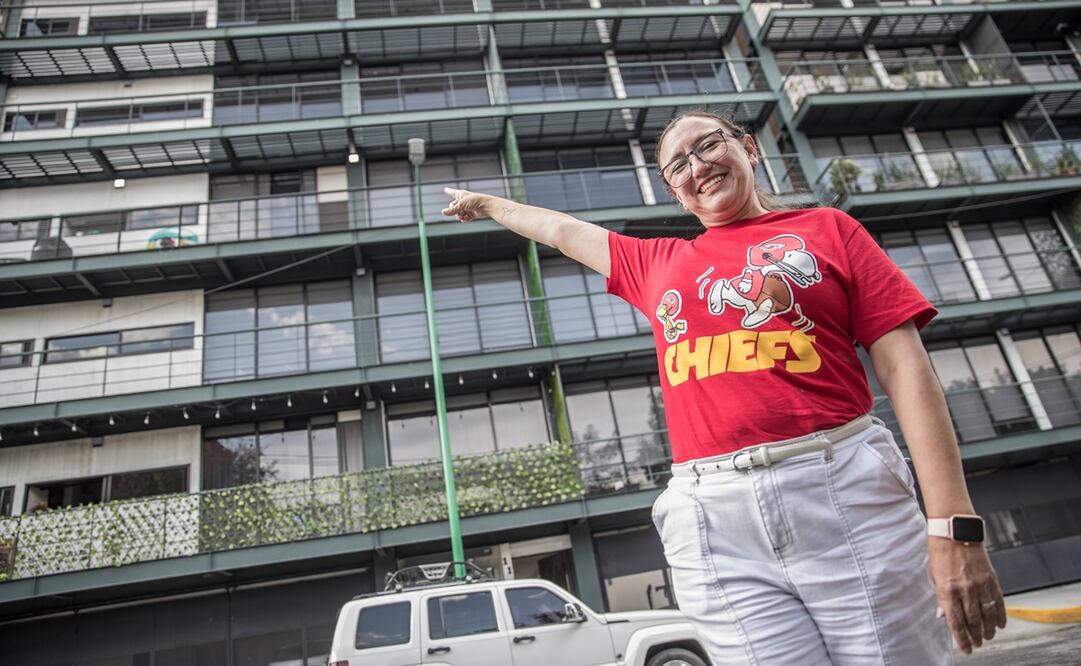 Gabriela señala hacía su departamento, el cual, tras años de dificultades, al fin fue reconstruido por medio de la figura de expropiación. Foto: Germán Espinosa / EL UNIVERSAL
