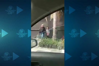  Funcionarios decomisan gelatinas a niña que vendía en la calle en Puebla 