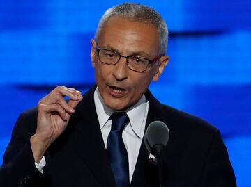 FBI investiga filtraciones contra jefe de campaña de Hillary Clinton