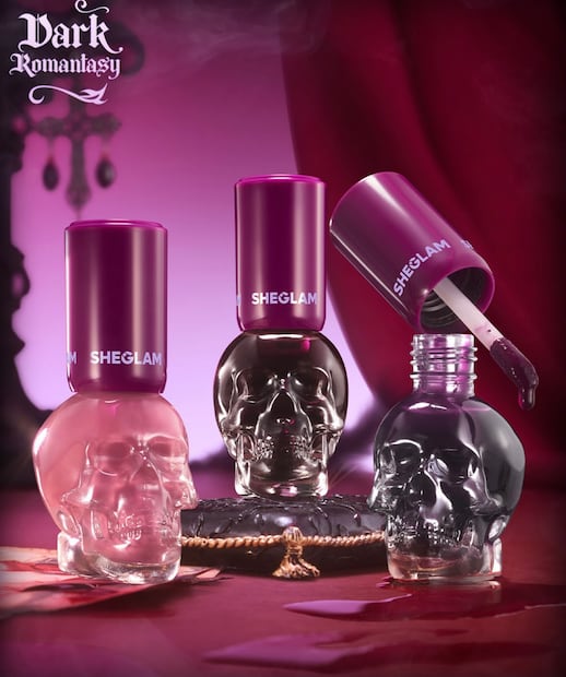 Morados, vino y negro ahumado dominan Dark Romantasy, la apuesta más gótica de Sheglam. Foto: Instagram @Sheglam_oficial