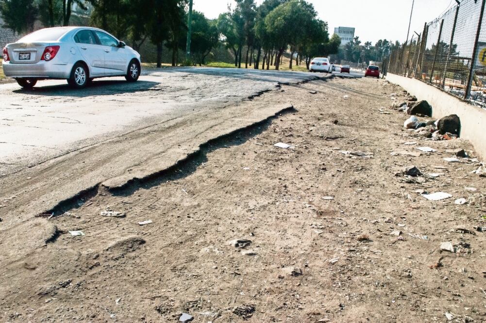 Los trabajos que se realizarán en la calzada Ignacio Zaragoza son el reencarpetado y construcción de una carpeta de concreto asfáltico; además se renivelarán las coladeras y las rejillas de piso. (JOSE ANTONIO TORRES. EL UNIVERSAL)
