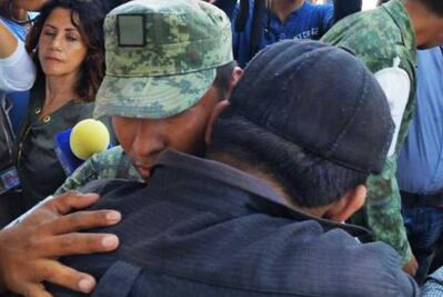 Hombre que perdió a esposa e hija, agradece con abrazo a soldado rescatista