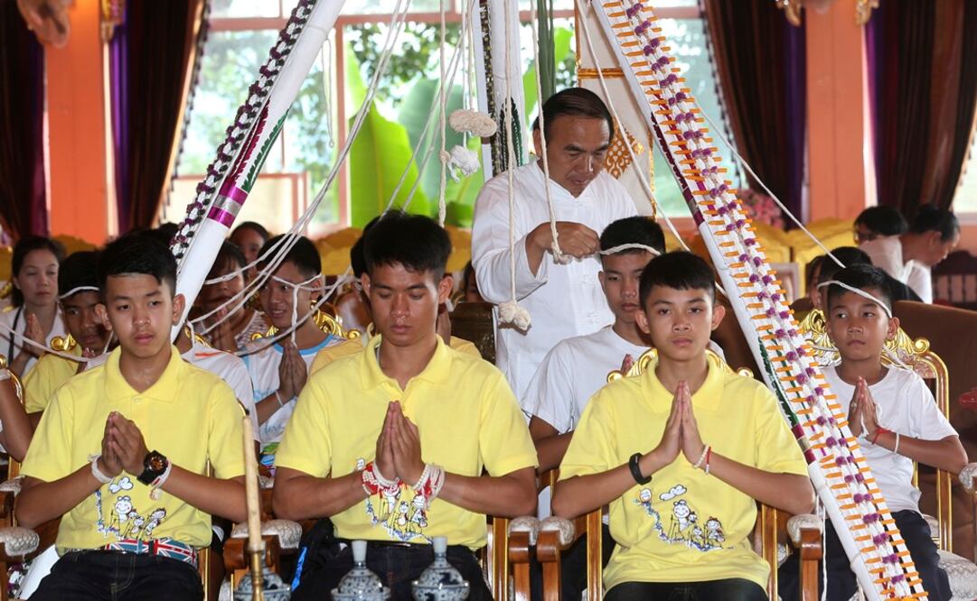 Los 11 niños se raparán la cabeza antes de comenzar el próximo jueves una ceremonia para ponerse la prenda tradicional de los monjes budistas (Foto: AP)