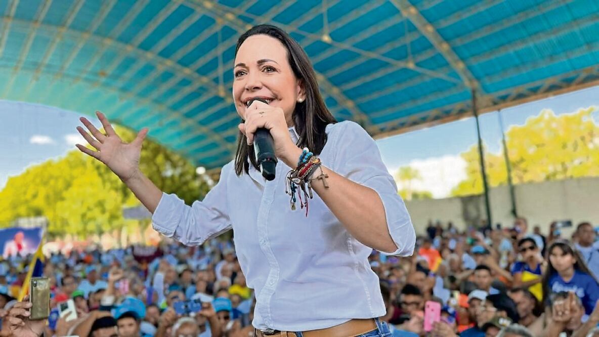 Corina Machado, en un mitin con venezolanos. La candidata afirma que Maduro le tiene miedo porque sabe que puede vencerlo. Foto: Prensa Vente Venezuela