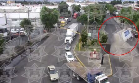 Captan en VIDEO el momento exacto en que tráiler vuelca en Tlalnepantla