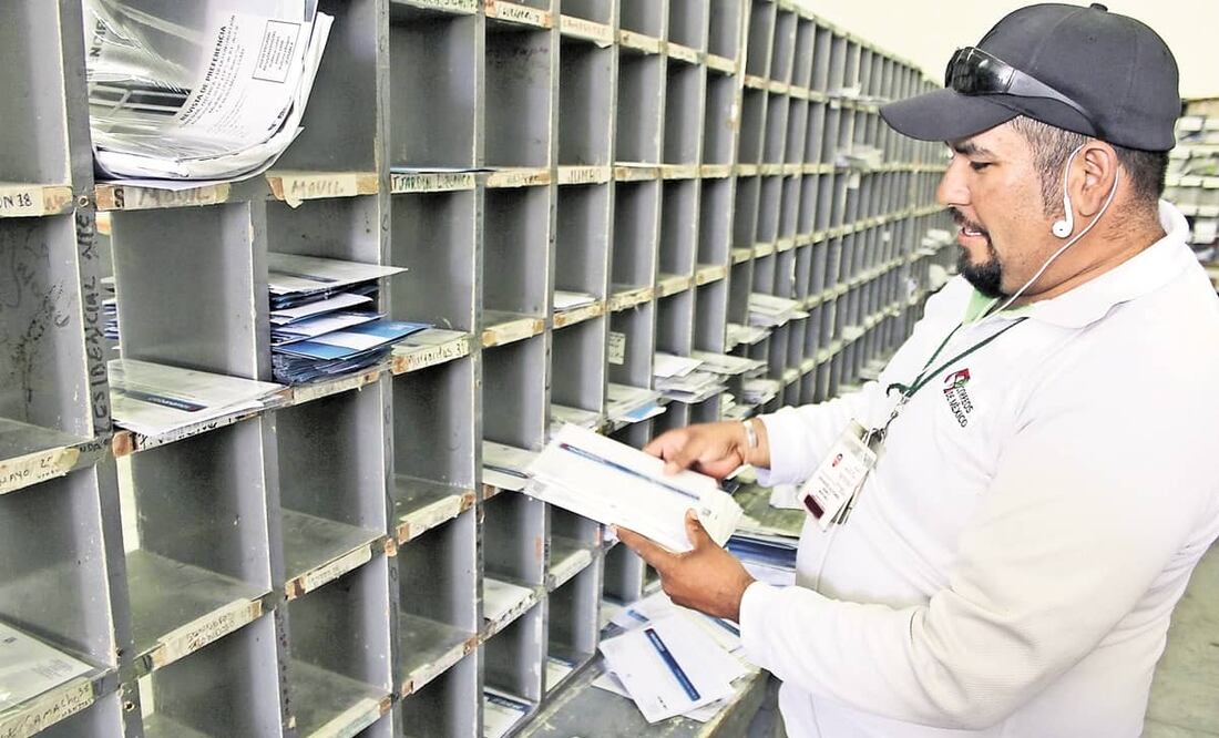 Para junio de 2023, Correos de México tiene mil 300 oficinas para atención a usuarios, con apenas 12 mil empleados y más de 190 millones de piezas postales transportadas durante 2022, según informes oficiales. Foto: EL UNIVERSAL.