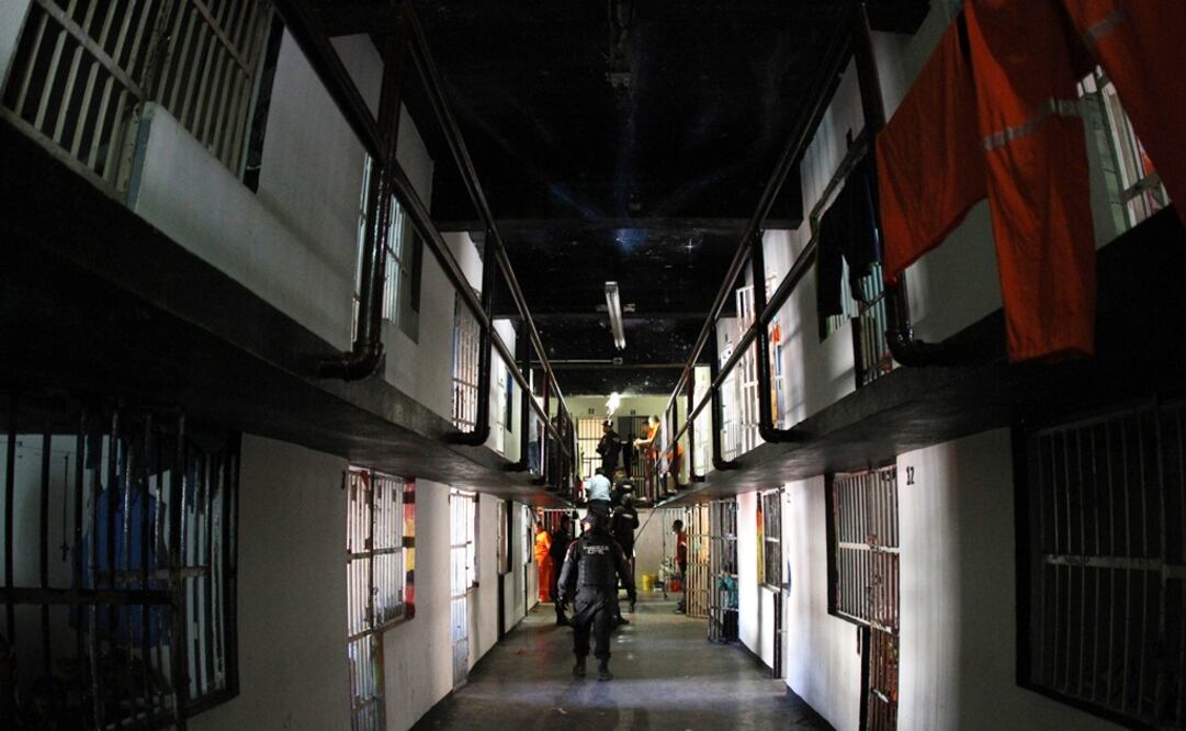 En el penal de Topo Chico, policías hallaron celdas de lujo equipadas con salas, minisplits, pantallas, frigobares, televisión digital y hasta baños sauna. Foto: EFE