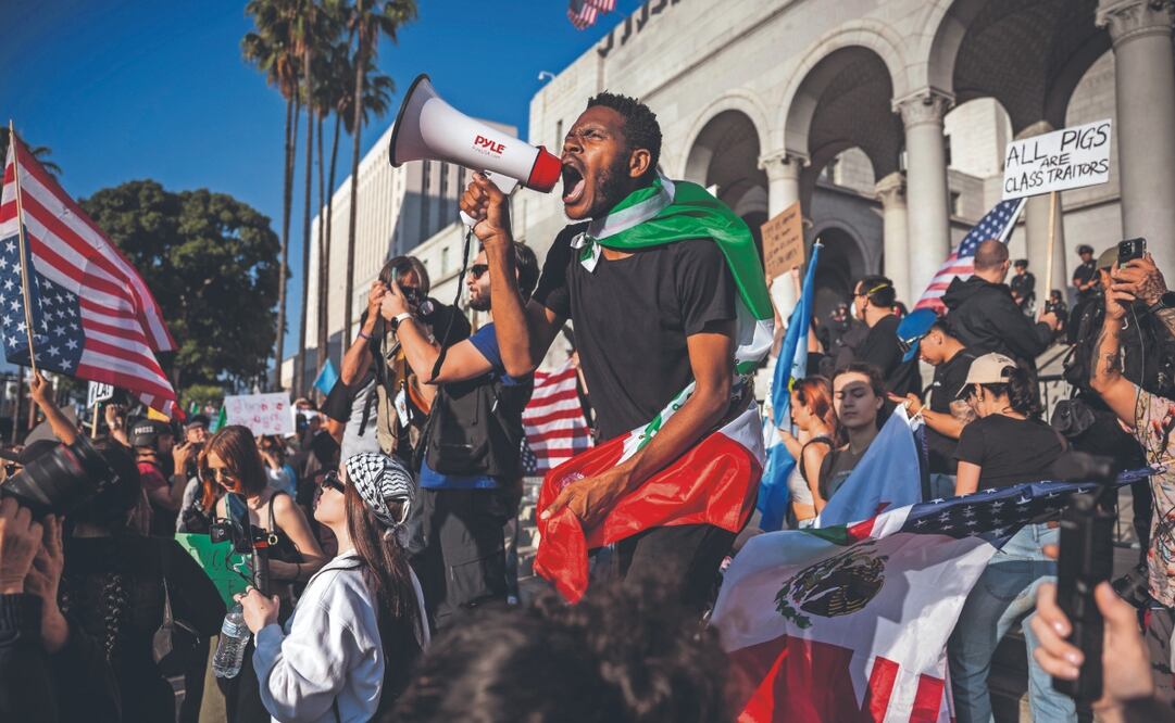 Un manifestante afuera del ayuntamiento de la ciudad durante las protestas por las redadas de inmigración, en Los Ángeles. Foto: de Ethan Swope. AP