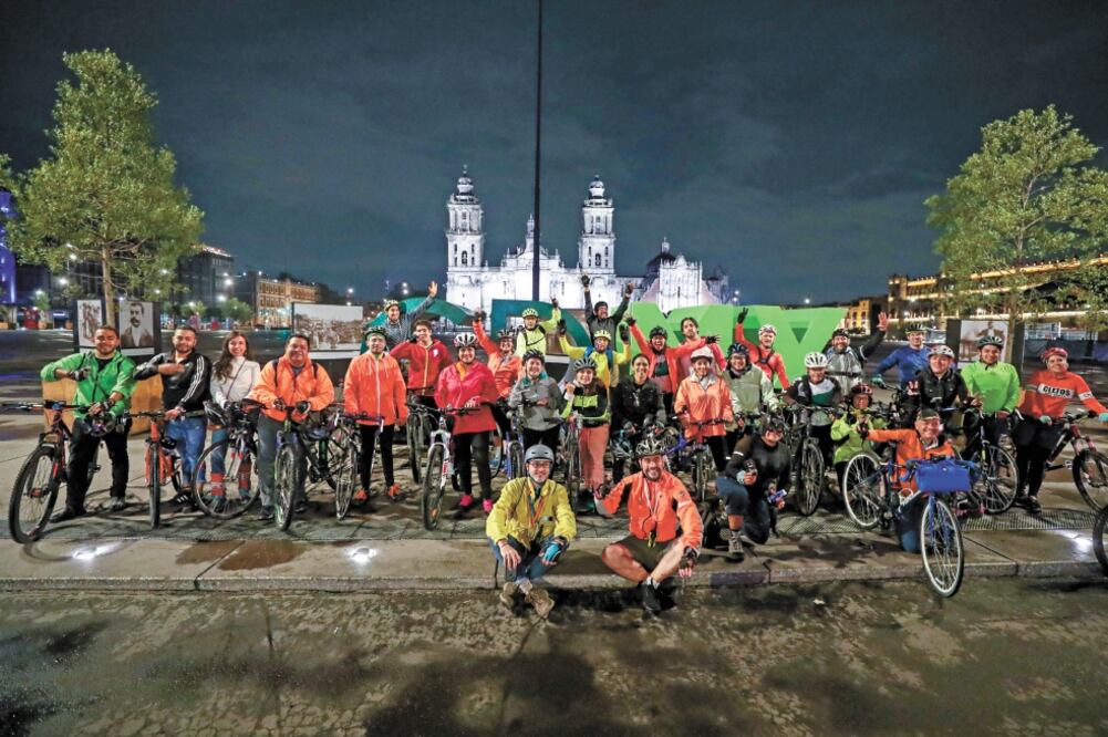 Cada martes, este grupo cambian bisturís, cuadernos y libros por engranes, ruedas y luces. Hay ciclistas de varias nacionalidades. Fotos/DIEGO SIMÓN. EL UNIVERSAL