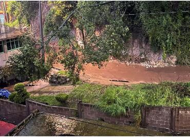 Se desgaja cerro en Jilotzingo, Estado de México; se reportan casas afectadas y caída de árboles