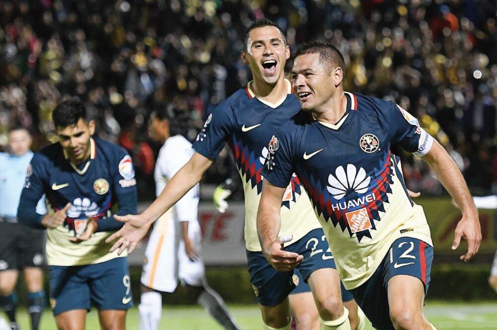 El defensa hace un doblete para darle la voltereta al partido. (IMAGO7)