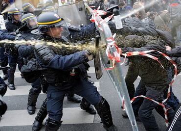 Policía de París dispersa a manifestantes con gas lacrimógeno
