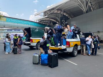 Manifestantes cierran entradas al AICM; policías de tránsito apoyan a pasajeros