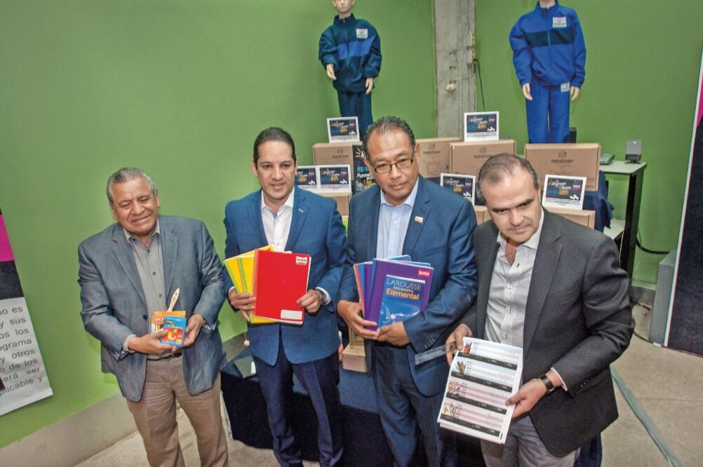 El gobernador de Querétaro, Francisco Domínguez Servién (segundo de izq. a der.) destacó que el gobierno busca apoyar a los padres de familia. FOTO: Archivo. EL UNIVERSAL