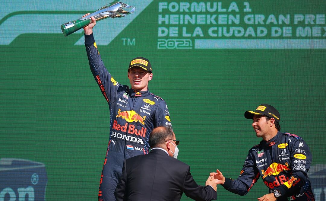 Max Verstappen levantando el trofeo en el Gran Premio de México en 2021 / Foto: Imago7