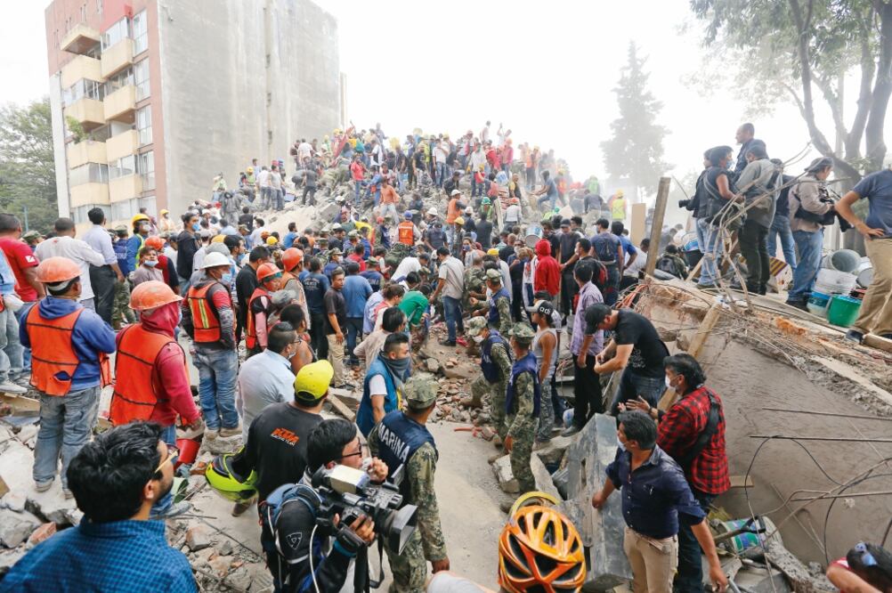 Una edificación colapsó durante el sismo en las calles Gabriel Mancera y Esocia de la ciudad. ()