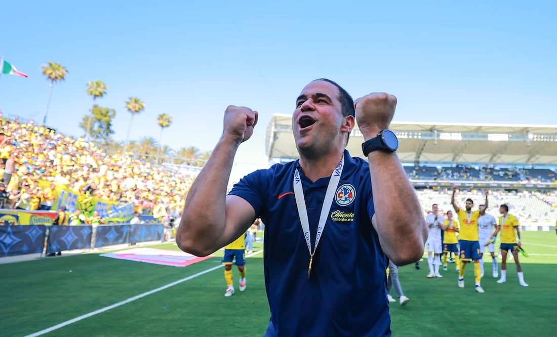 André Jardine, tras levantar el título de la Supercopa MX 2024 - Foto: Imago7