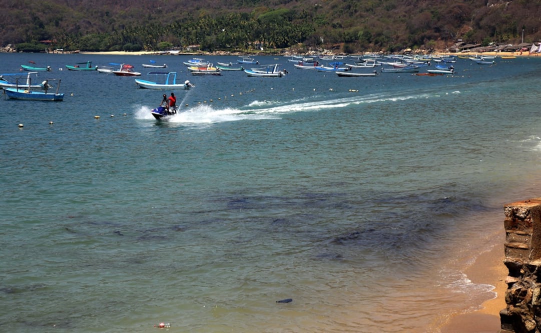 El derrame provocó varias manchas en la superficie del mar y comenzó a llegar a la playa. Foto: CUARTOSCURO.COM