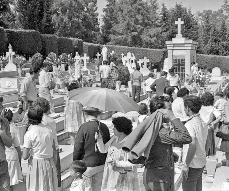 Aquel noviembre de 1967, cientos de familias visitaron a sus muertos. No hubo bebidas alcohólicas y el panteón Dolores fue el de mayor afluencia. Foto: ARCHIVO EL UNIVERSAL