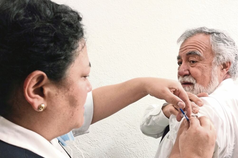 Crónica. Se vacunan constituyentes en Xicoténcatl contra la influenza