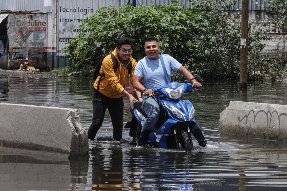 Las inundaciones han afectado a las personas en su vida cotidiana por las calles en las que no se pueden pasar. Foto: de Luis Camacho. El Universal