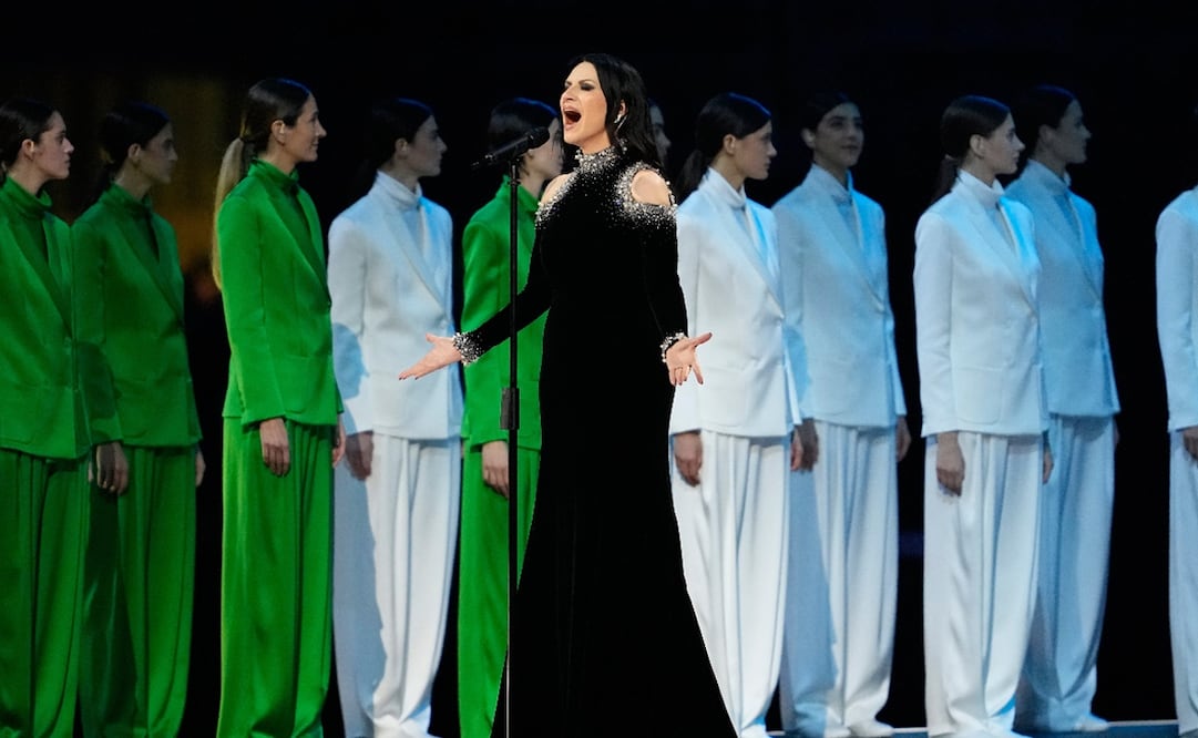 La cantante italiana Laura Pausini en su performance, durante los Olimpicos de Invierno 2026. Foto: AP Photo/Ashley Landis.