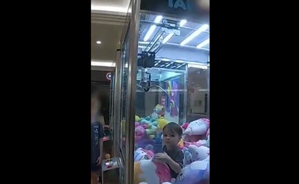 VIDEO. Policía de Australia rescata a niño atrapado en una máquina de peluches