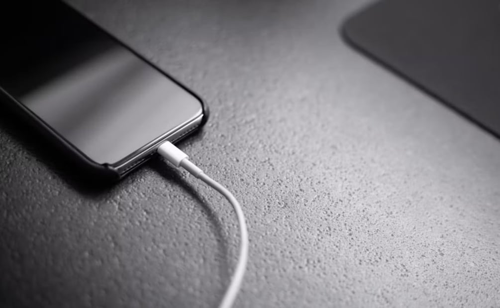 ¿Qué pasa si cargas tu celular toda la noche? Imagen: Unsplash