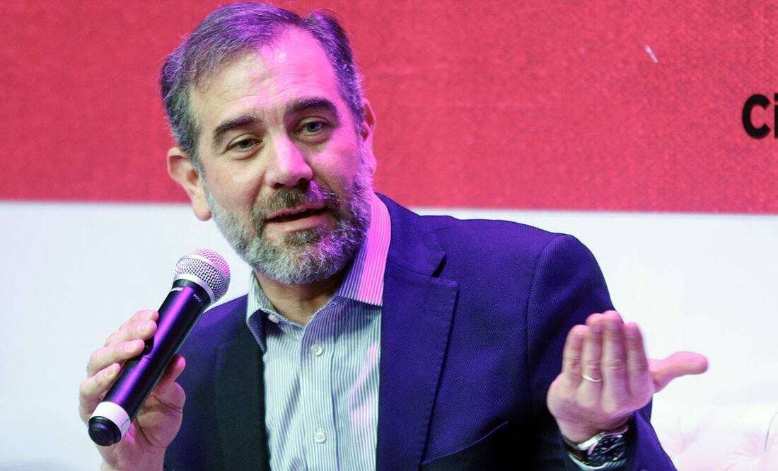 El presidente del Instituto Nacional Electoral (INE), Lorenzo Córdova, habla durante la presentación del libro "La Democracia no se toca", hoy, en la Ciudad de México (México). EFE/ Isaac Esquivel