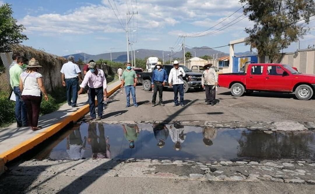 Pobladores mantienen cerrados los accesos al parque lo que ha ocasionado que los camiones de carga se encuentren varado  Foto: Especial 