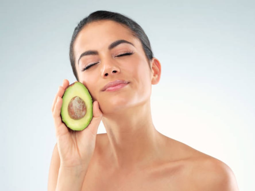 La semilla de aguacate contiene ingredientes beneficiosos para la piel y el cabello. Foto: Unsplash