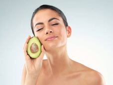 Usos del hueso de aguacate en la belleza