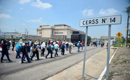 Maestros y estudiantes protestan para pedir la liberación de los normalistas de Mactumatzá