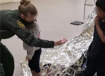 Rescatan a hermanitos de 5 y 6 años solos en la frontera entre EU y México