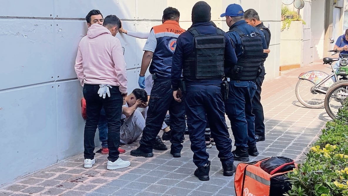 Al lugar acudieron elementos de la Secretaría de Seguridad Ciudadana y paramédicos de Protección Civil, quienes atendieron al herido. Foto: de JUAN CARLOS WILLIAMS. EL UNIVERSAL