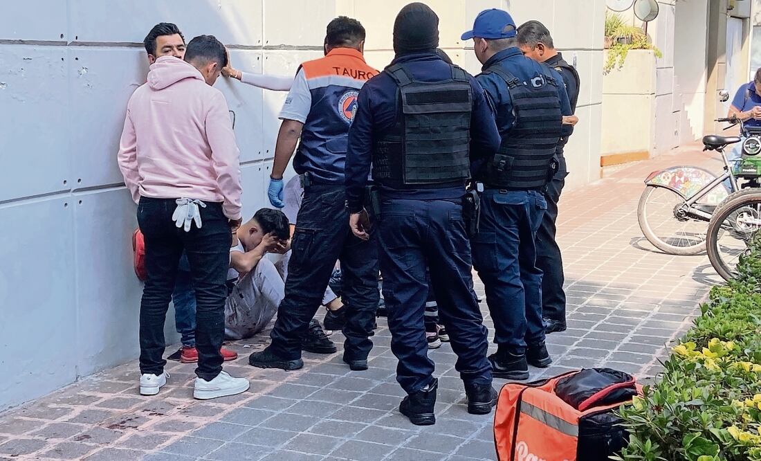 Al lugar acudieron elementos de la Secretaría de Seguridad Ciudadana y paramédicos de Protección Civil, quienes atendieron al herido. Foto: de JUAN CARLOS WILLIAMS. EL UNIVERSAL