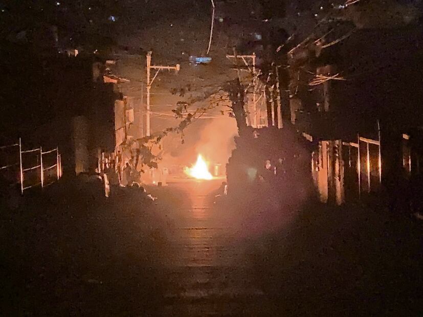 Al caer la noche la oscuridad se cierne sobre las calles de esta colonia debido a la falta de energía eléctrica. Foto: Arturo de Dios Palma | El Universal