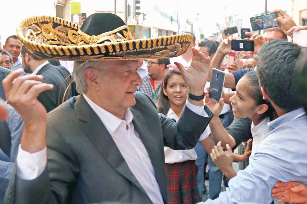 El presidente electo, Andrés Manuel López Obrador, se colocó un sombrero de charro durante un mitin con simpatizantes en León, Guanajuato (YADÍN XOLALPA. EL UNIVERSAL)